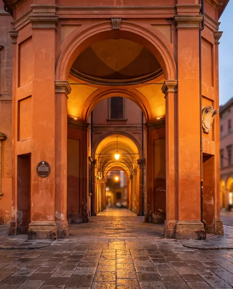 L'arco di Porta Saragozza e, sotto il portico, l'ingresso del Bistrot Bonaccorsi
