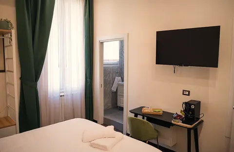 Camera 101, lo scrittoio e la TV