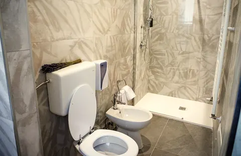 Camera 101, il bagno