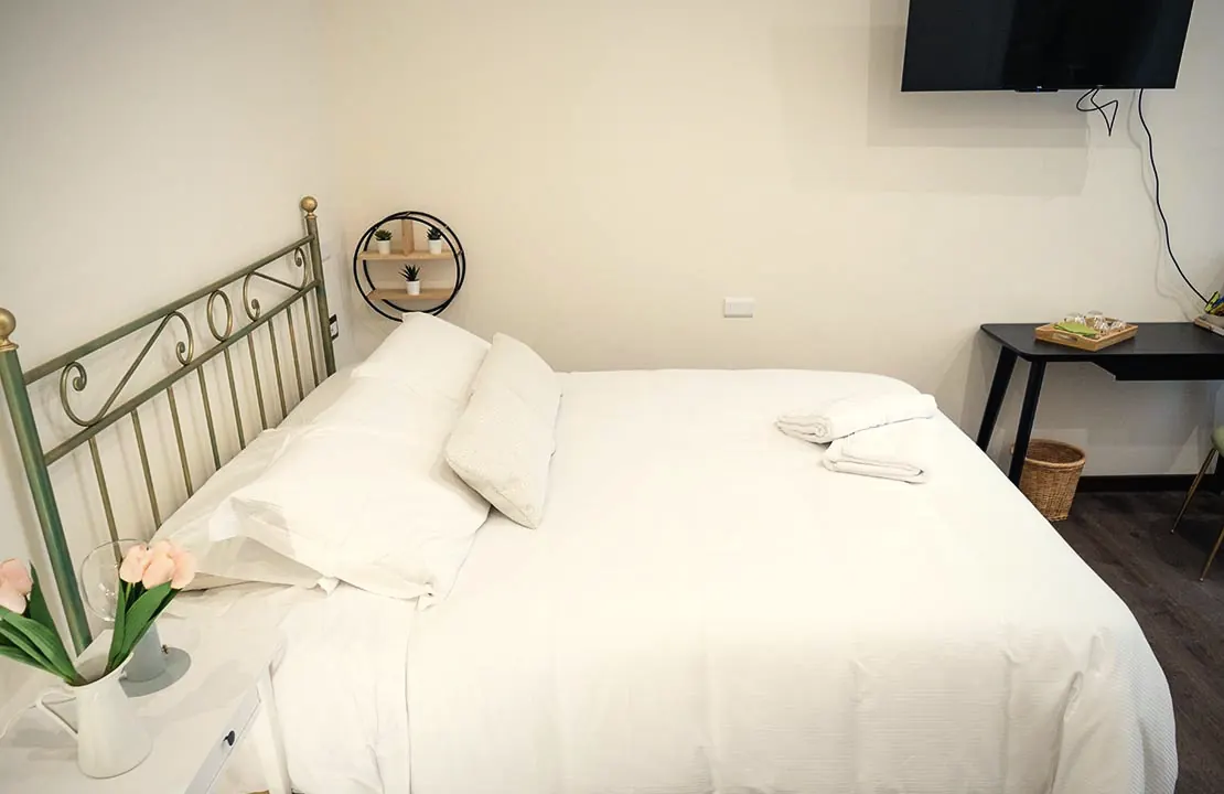 Camera 102, il letto