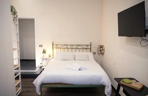 Camera 102, il letto e la TV