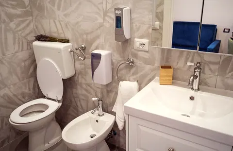 Camera 102, il bagno