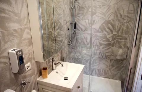 Camera 102, il bagno