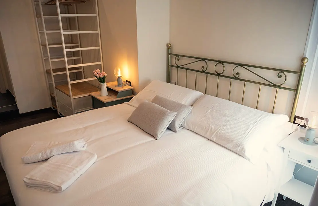 Camera 103, il letto