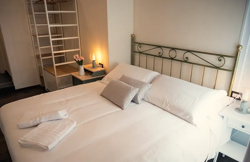 Camera 103, il letto