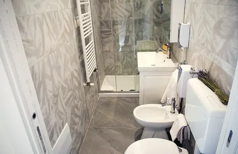 Camera 103, il bagno