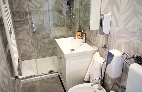 Camera 103, il bagno
