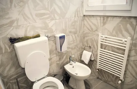 Camera 104, il bagno