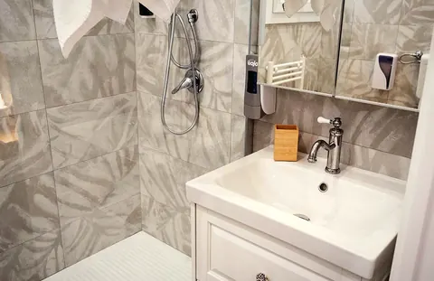 Camera 104, il bagno