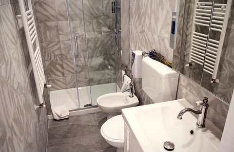 Camera 105, il bagno