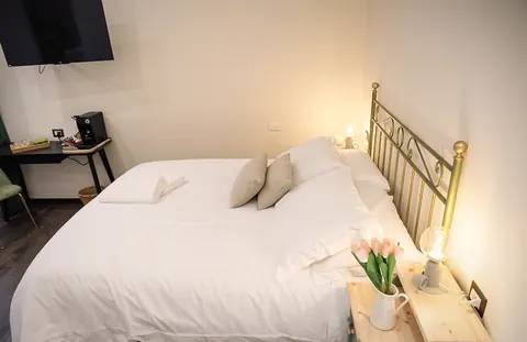Camera 106, il letto visto dalla porta