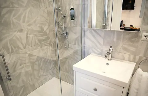 Camera 106, il bagno