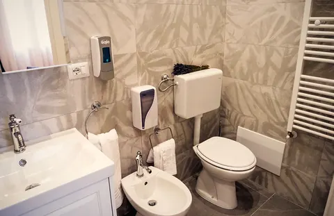 Camera 106, il bagno